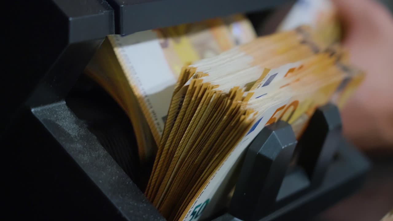 Bundels eurobiljetten in een geldtelmachine