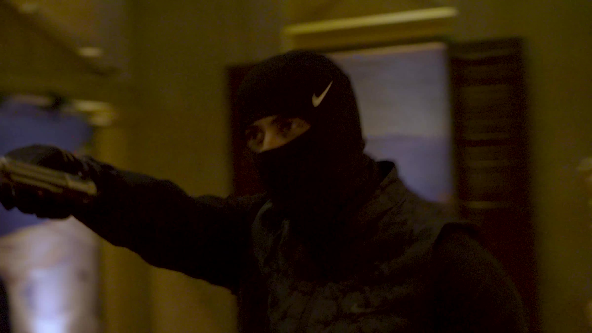 Still uit de trailer: gemaskerde man in een restaurant